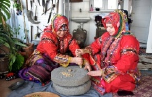 Yörük Türkmen geleneğini evinin üst katında sergiliyor